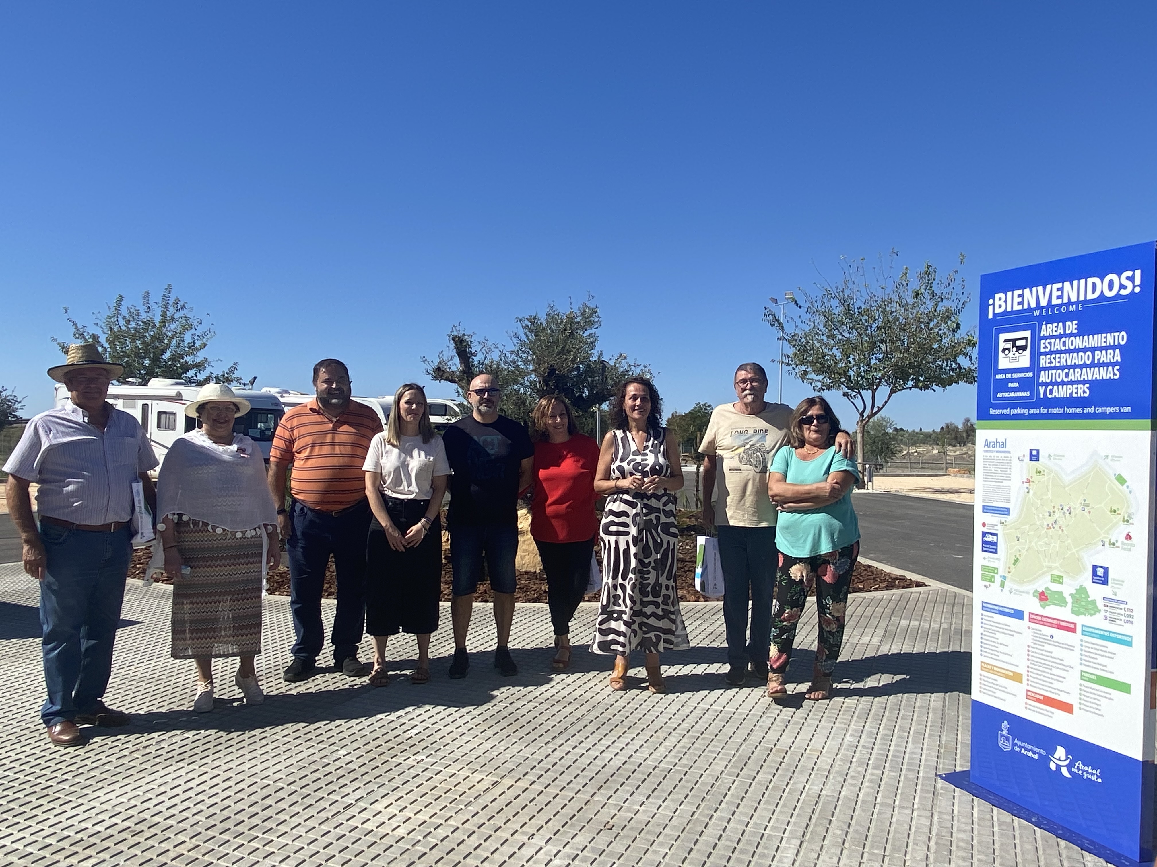 Miembros de ASANDAC junto a la Alcaldesa, Ana Mª Barrios y junto a la Delegada de Turismo Sandra Orozco